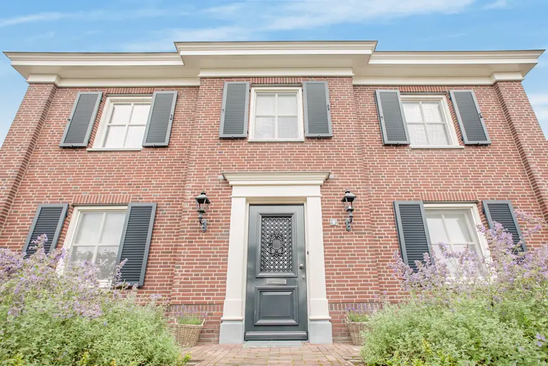 Klassieke woning met luiken, gebouwd door Baan Bouw