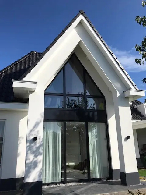 Glazen puntgevel van een nieuwbouwwoning